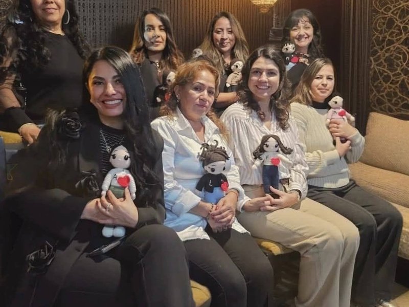 Grupo de mujeres en un taller de terapia para sanar patrones familiares heredados
